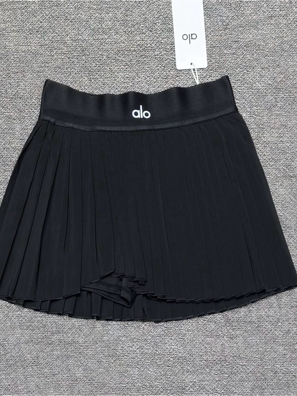 ALO Yoga Black Tank Top with White Trim - Picture 4 of 6